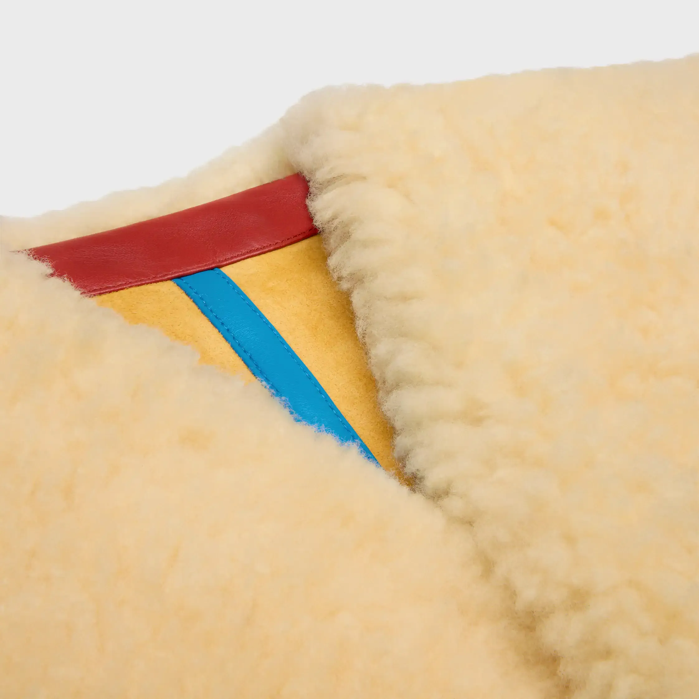 capa de piel de cordero con pelo