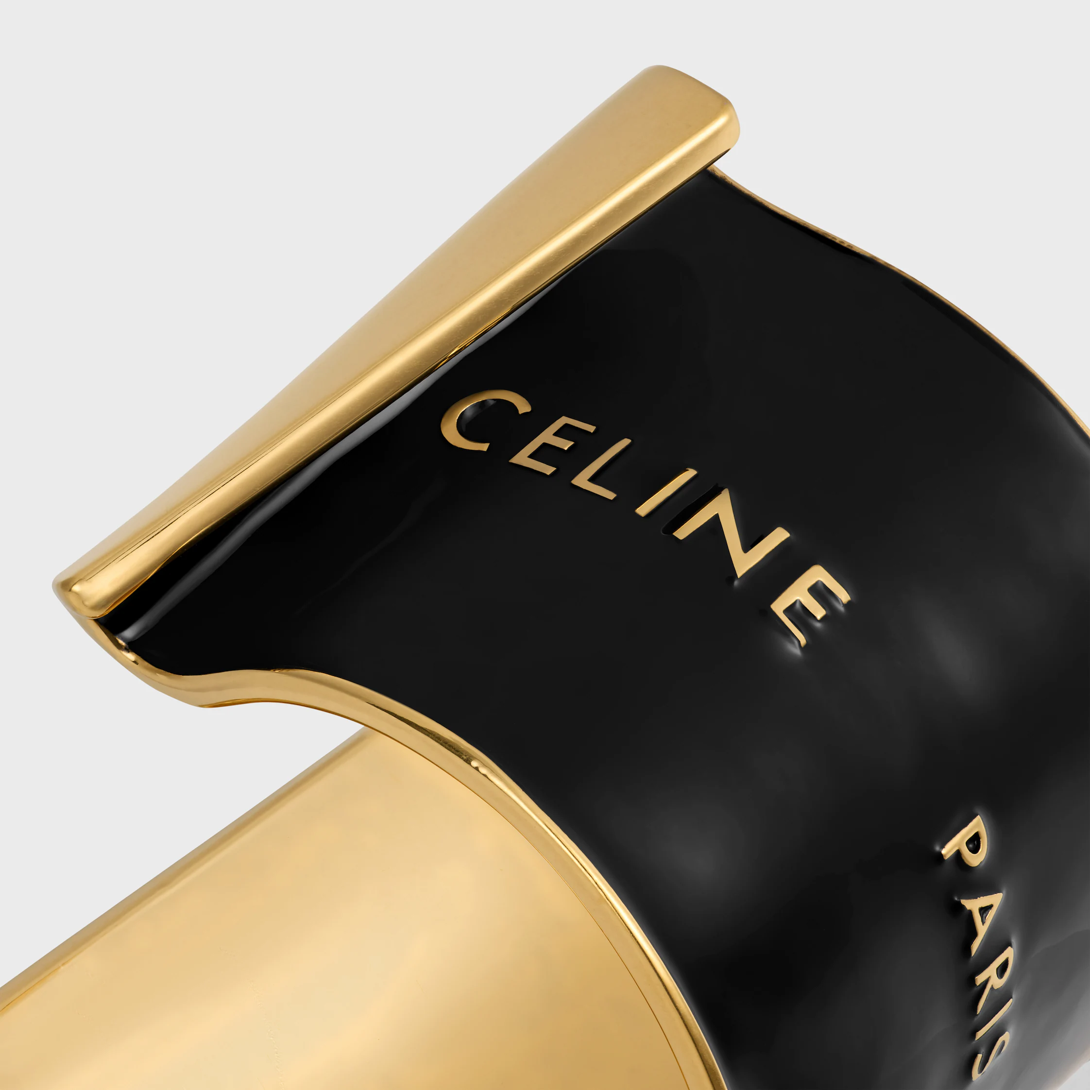 Cinta grande Celine con cinta de esmalte y latón con acabado dorado