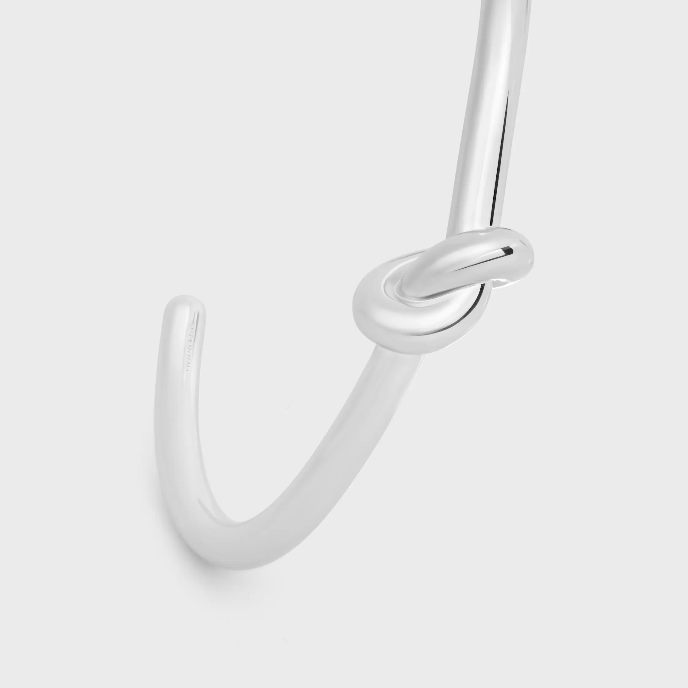 Pulsera con nudo en latón con acabado rodio