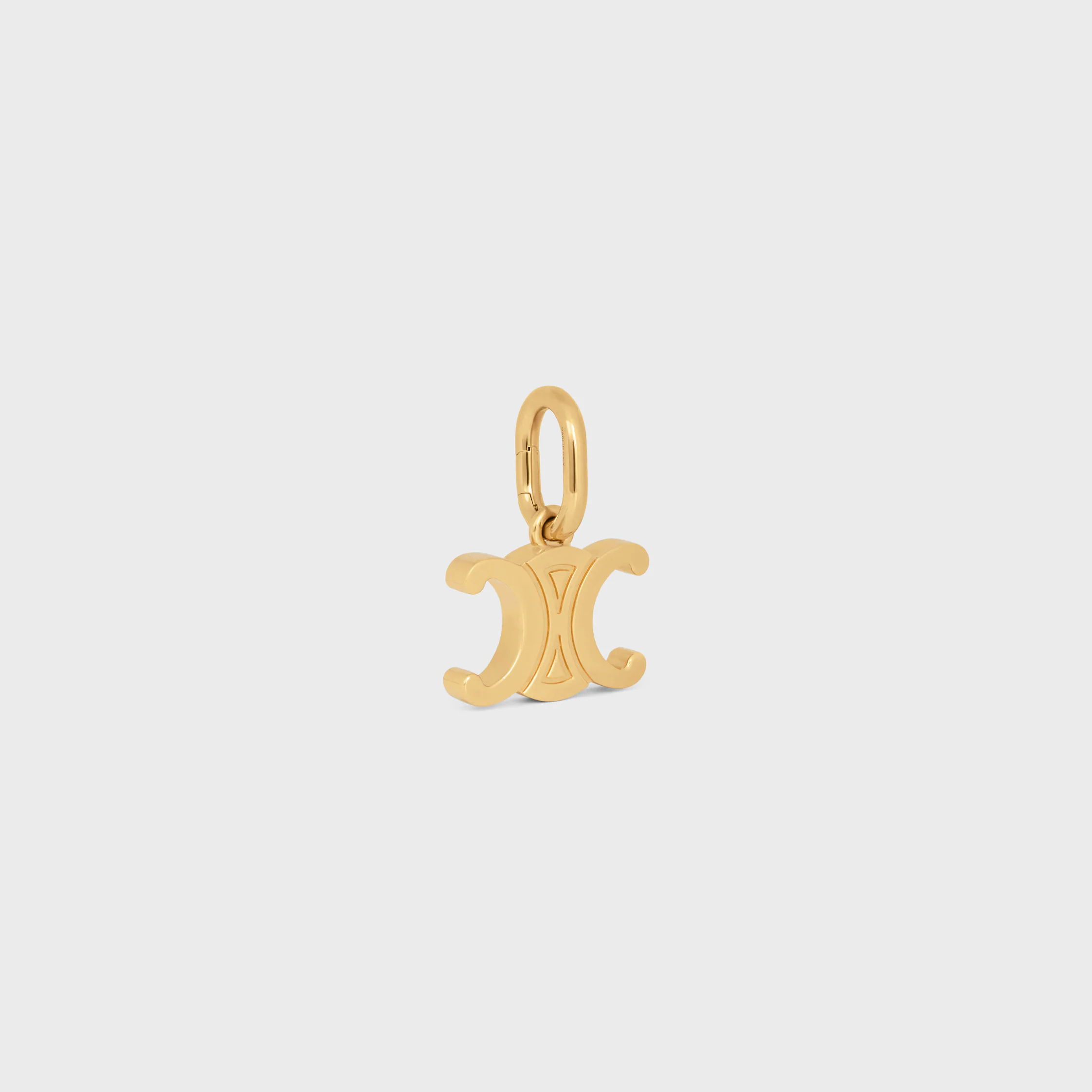 CHARMS TRIOMPHE EN LATÓN CON ACABADO EN ORO