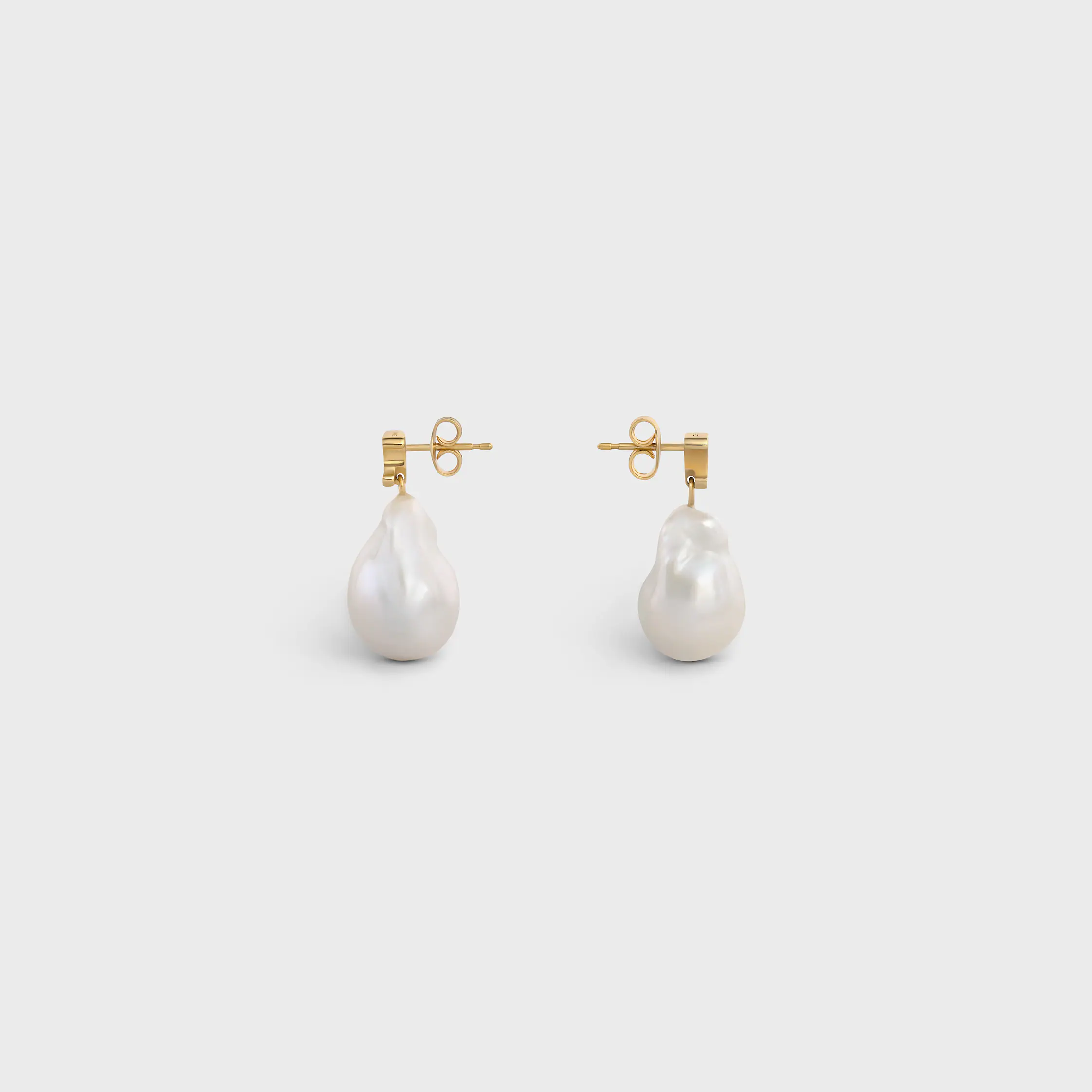 Los aretes barrocos Celine en latón con acabado dorado y perlas cultivadas