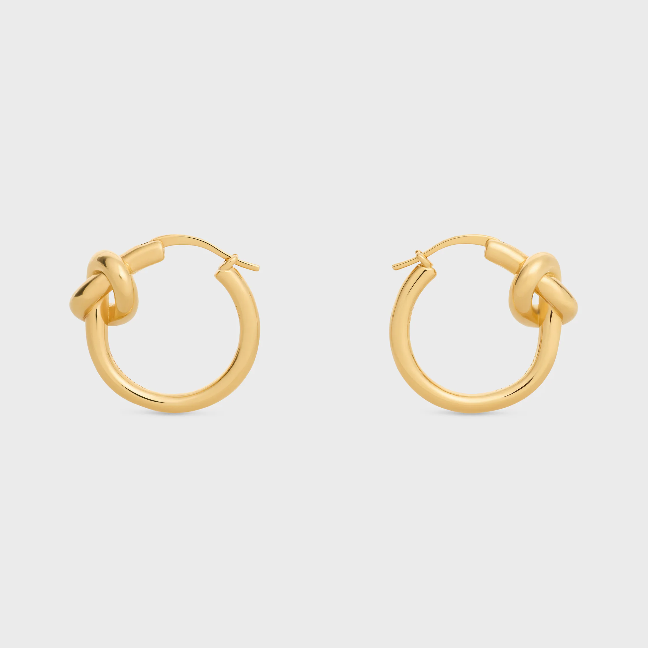 Aros pequeños Knot en latón con acabado dorado