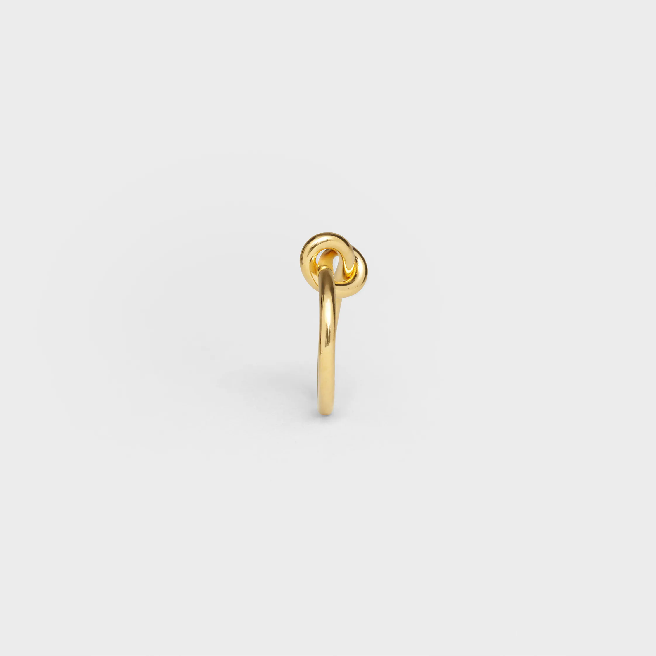 Anillo con nudo en latón con acabado dorado