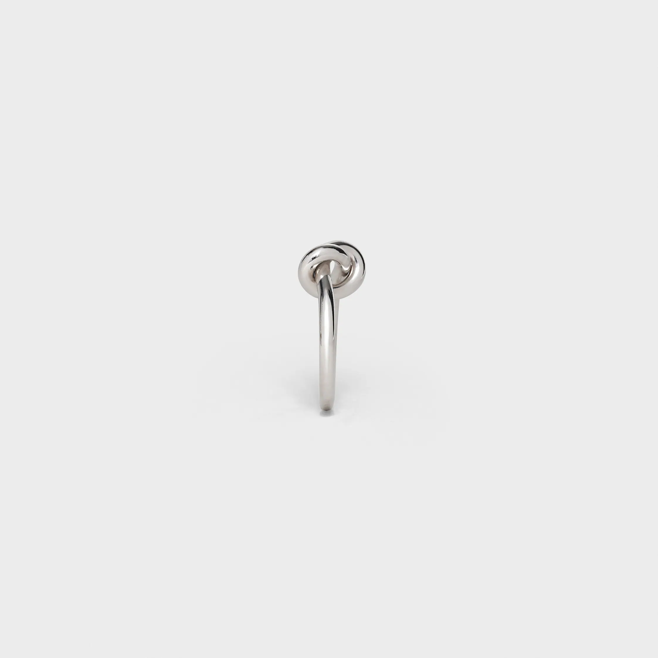 Anillo con nudo en latón con acabado rodio