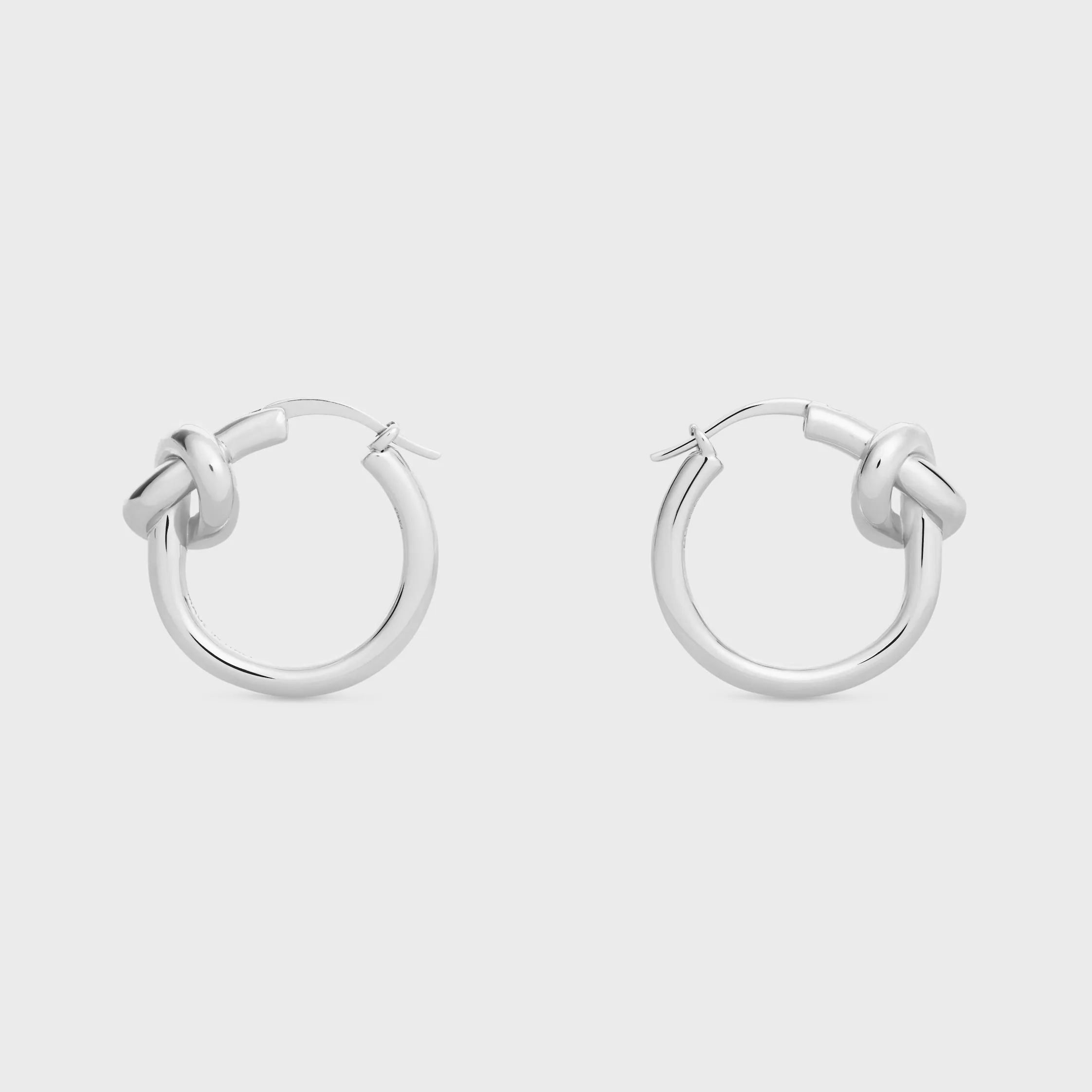 Aros pequeños Knot en latón con acabado rodio