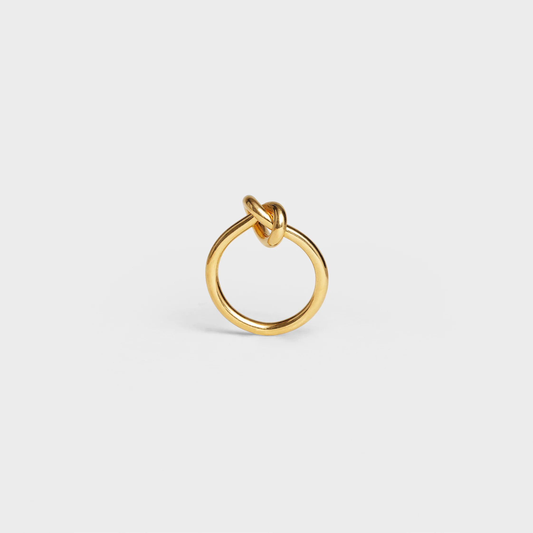 Anillo con nudo en latón con acabado dorado
