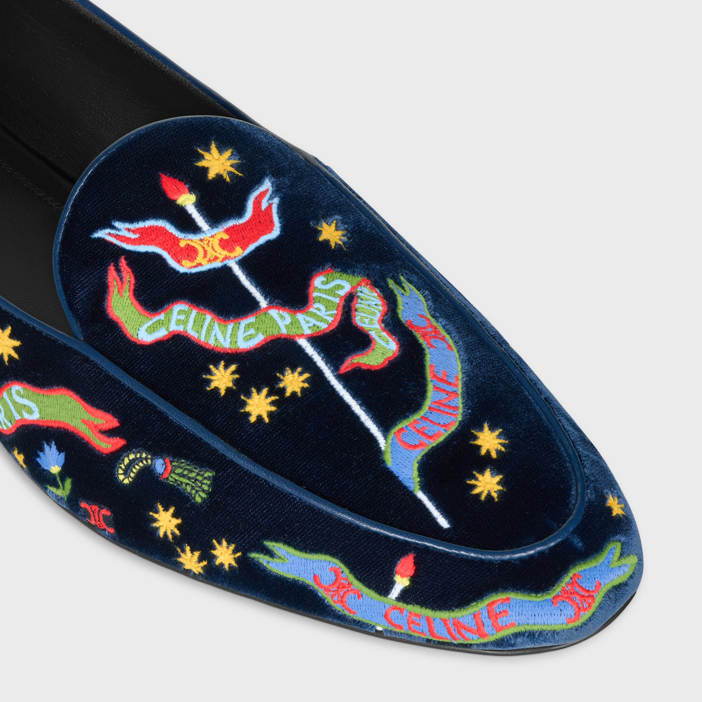 MOCASÍN AURA EN TELA DE VELVET CON BORDADO DE UNIVERSIDAD