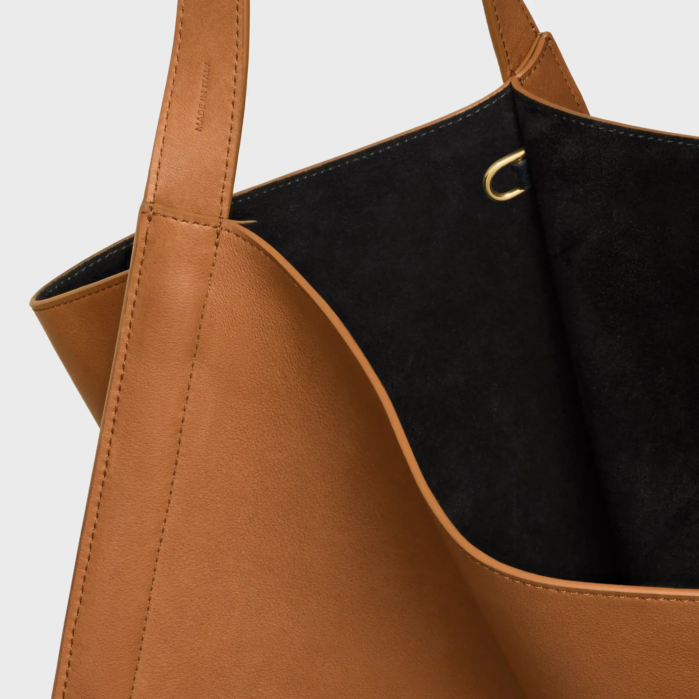BOLSO CUBO MEDIANO EN CUERO DE VACUNO SUAVE
