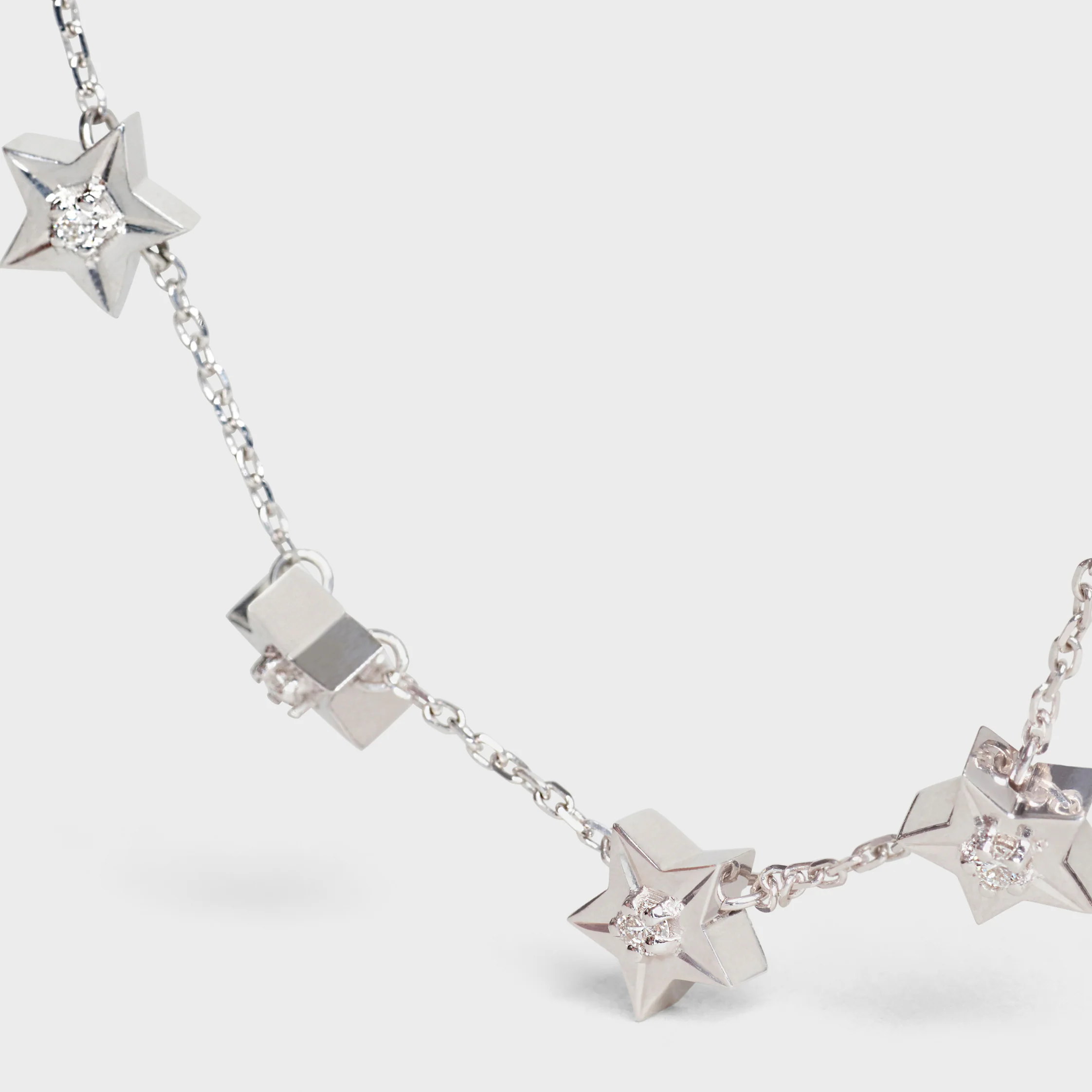 Brazalete Etoile Celine con múltiples estrellas en oro blanco y diamantes
