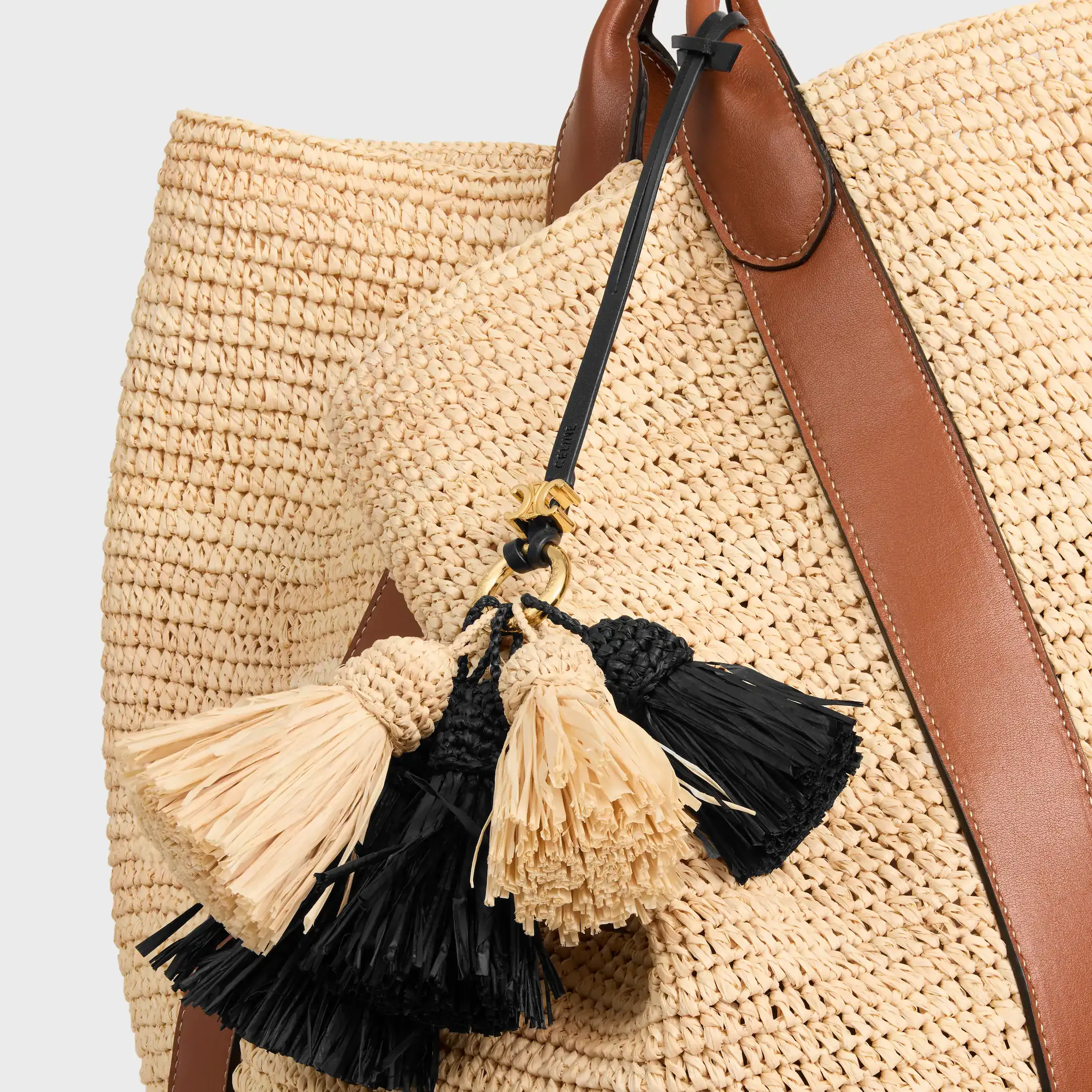 COLGANTE MULTI POMPÓN EN RAFFIA Y CUERO DE CORDERO LISO