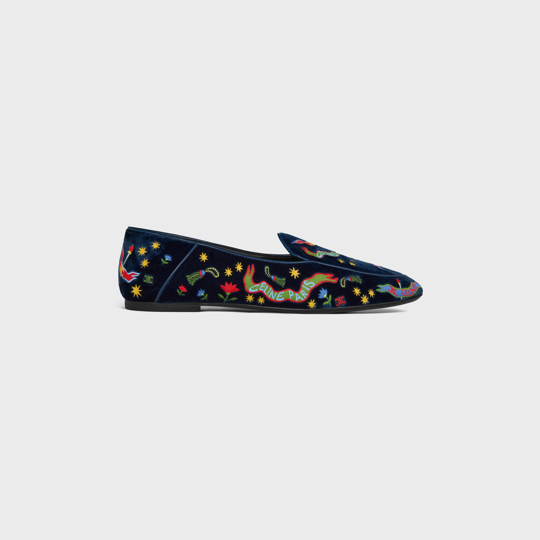 MOCASÍN AURA EN TELA DE VELVET CON BORDADO DE UNIVERSIDAD