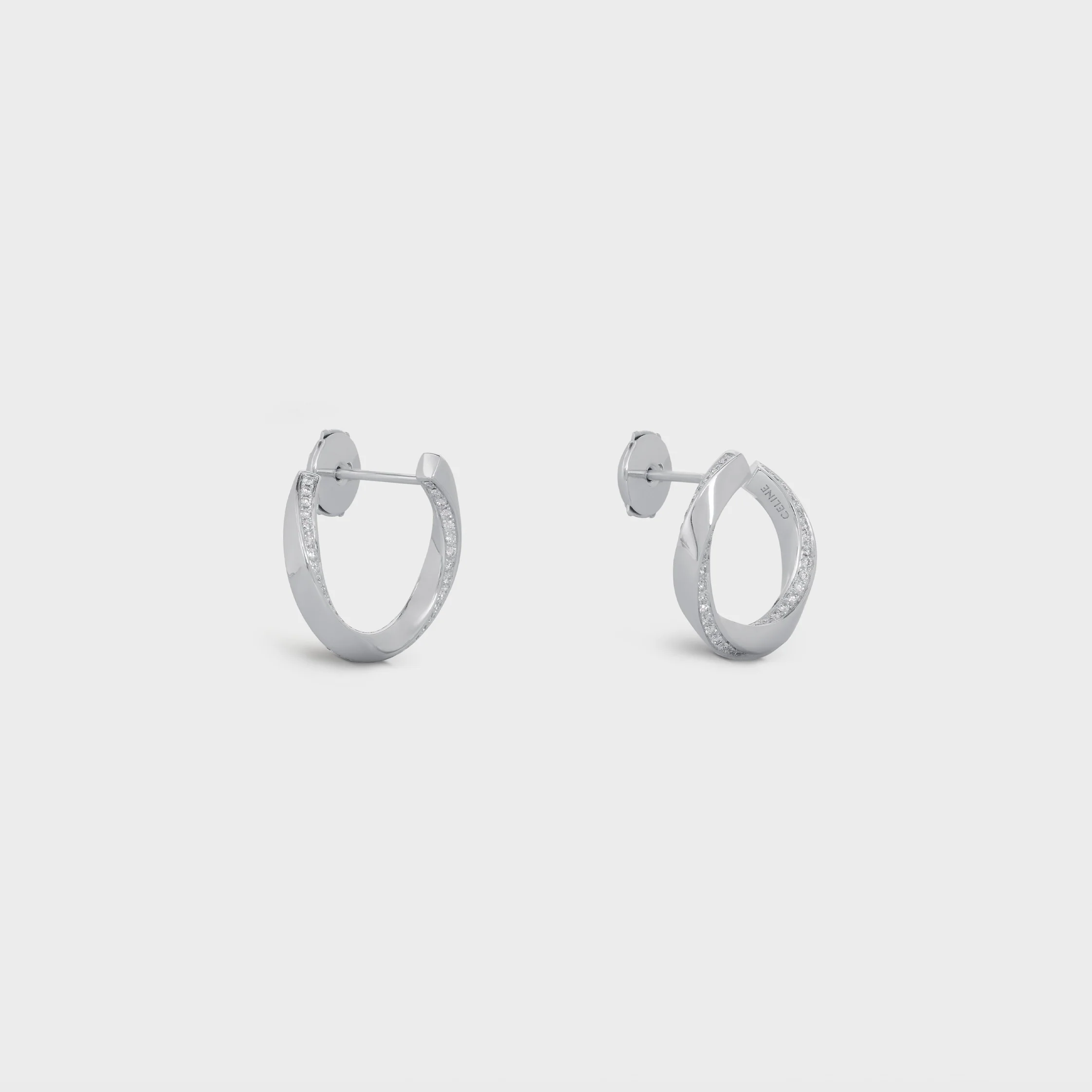Aretes de torsión en oro blanco y diamantes