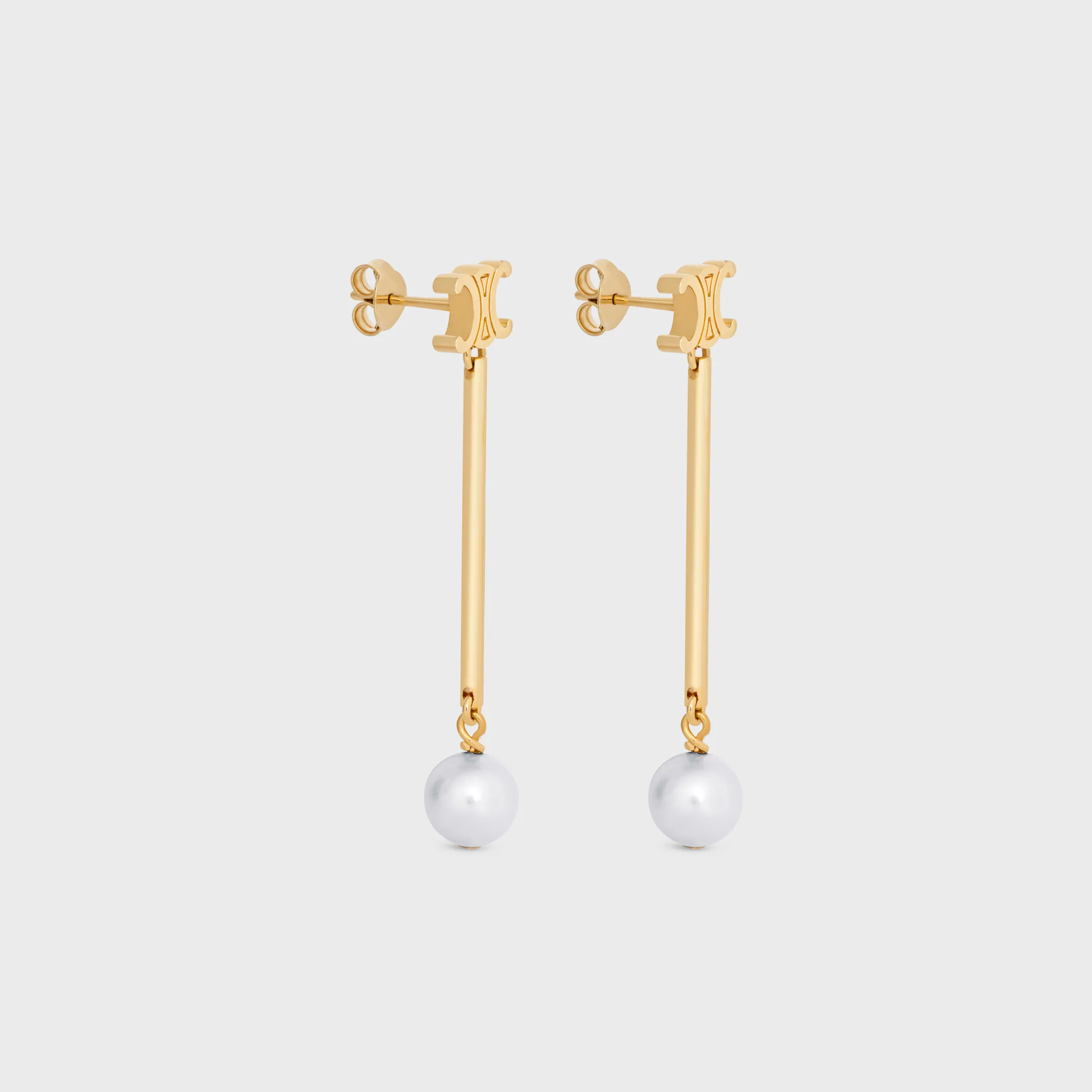 Los aretes rectos Les Perles Celine en perlas de resina y latón con acabado dorado