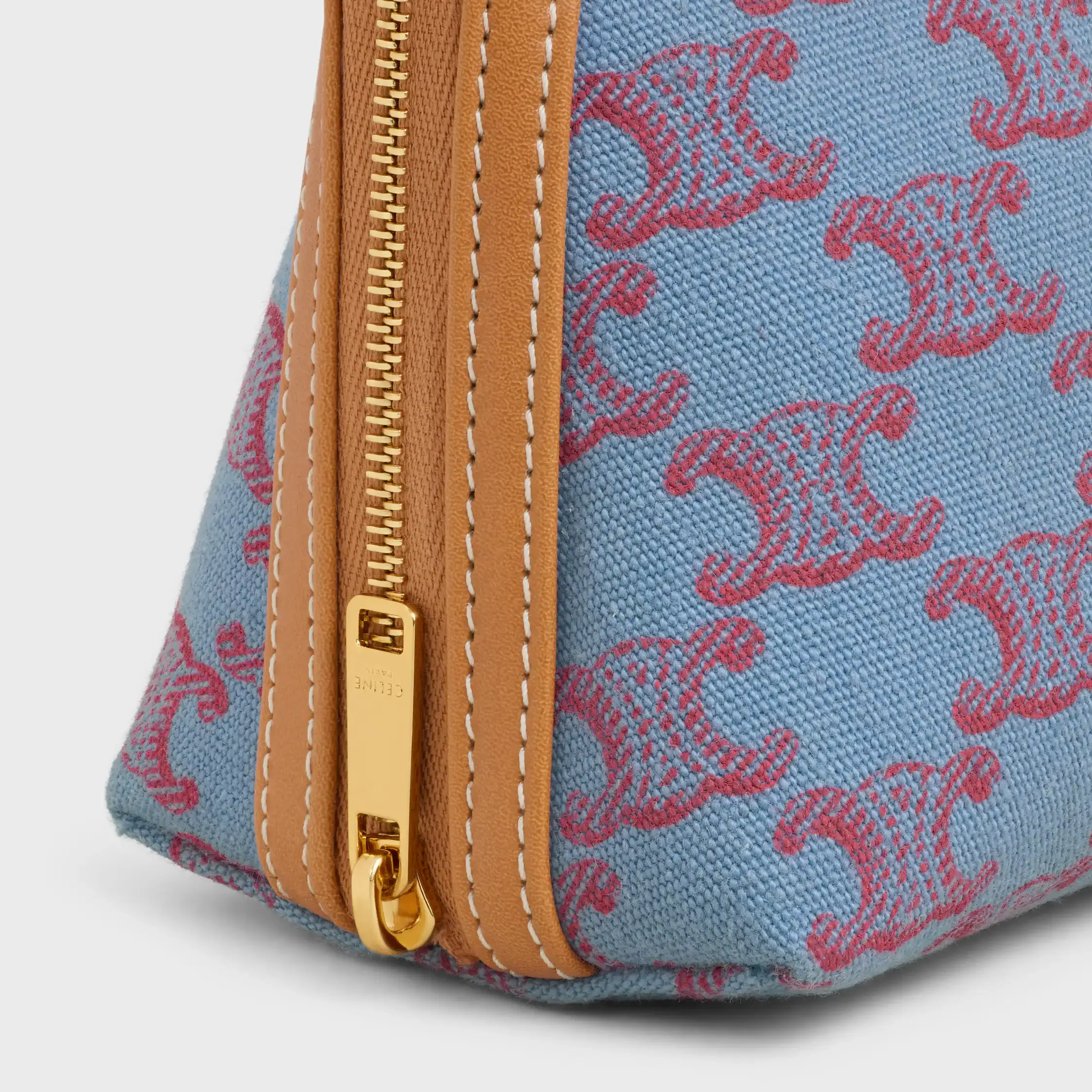 Clutch con cadena en tejido con estampado TRIOMPHE y piel de becerro natural