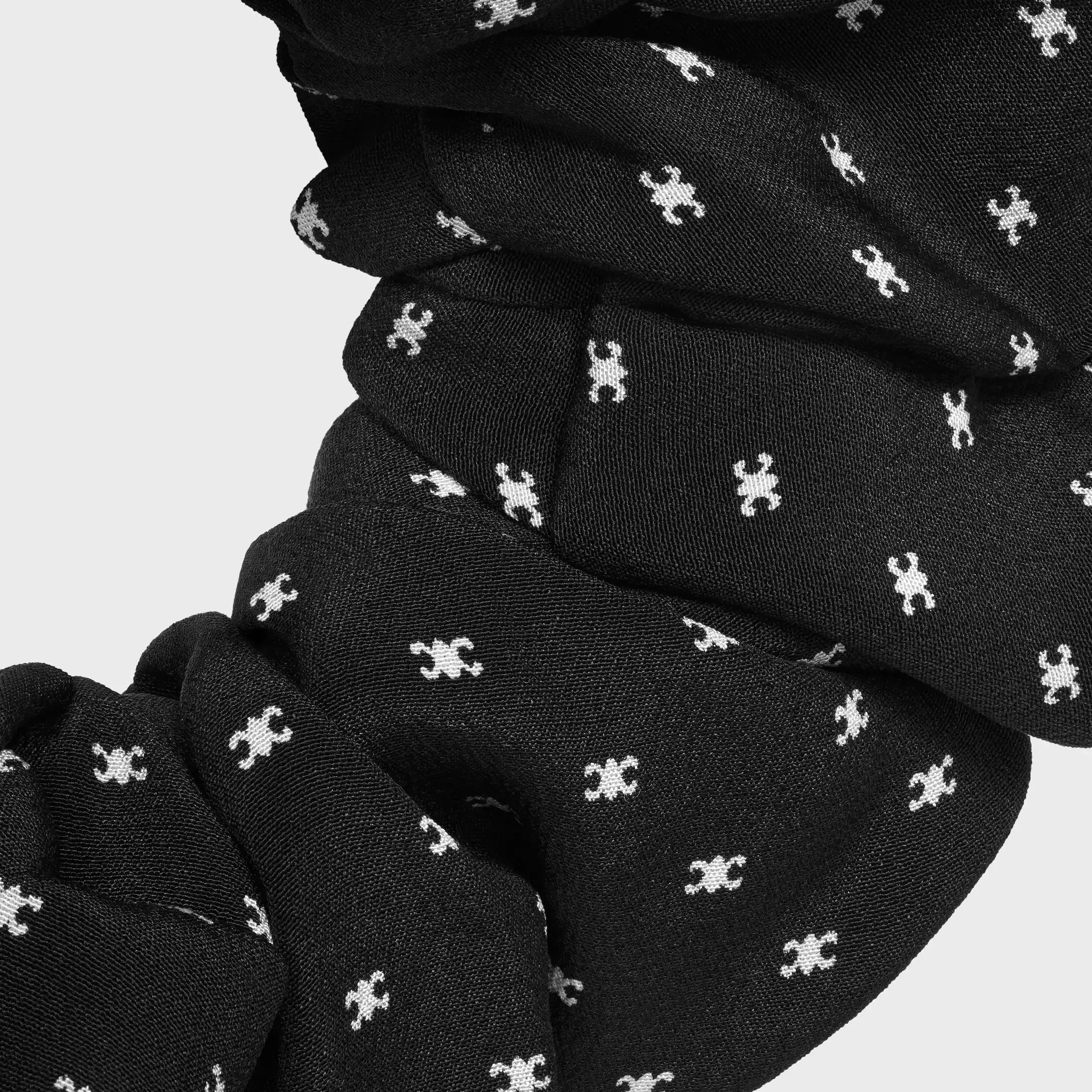 Celine Micro Triomphe Scrunchy de seda y latón con acabado dorado