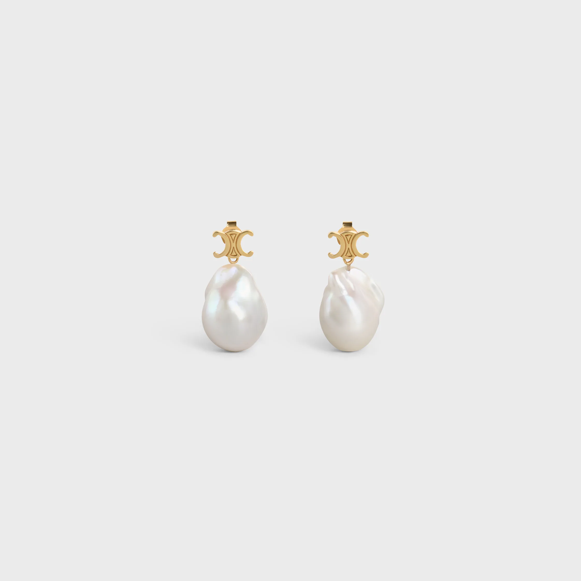 Los aretes barrocos Celine en latón con acabado dorado y perlas cultivadas