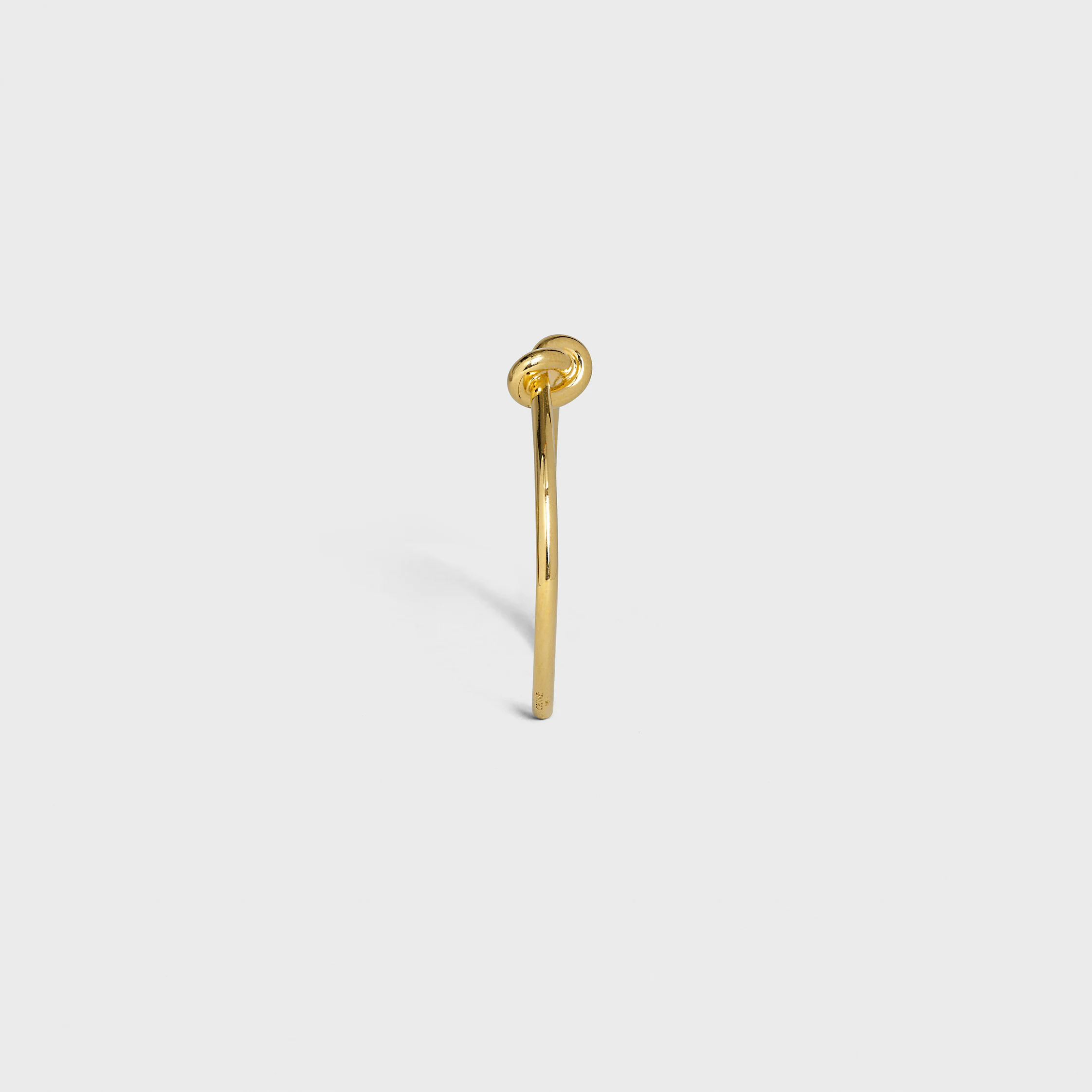 Brazalete extrafino con nudo en latón con acabado dorado