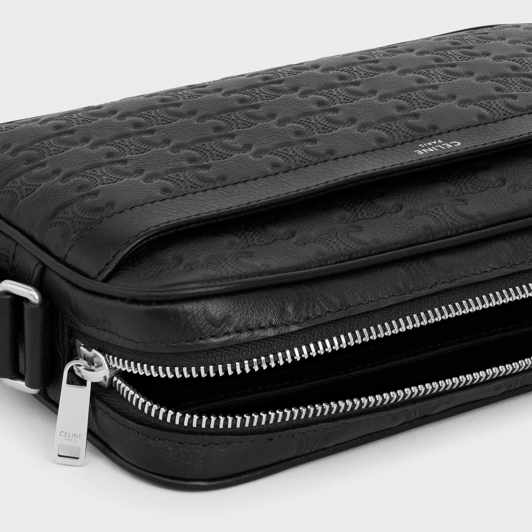 Bolso bandolera mediano en cuero de becerro con relieve triomphe