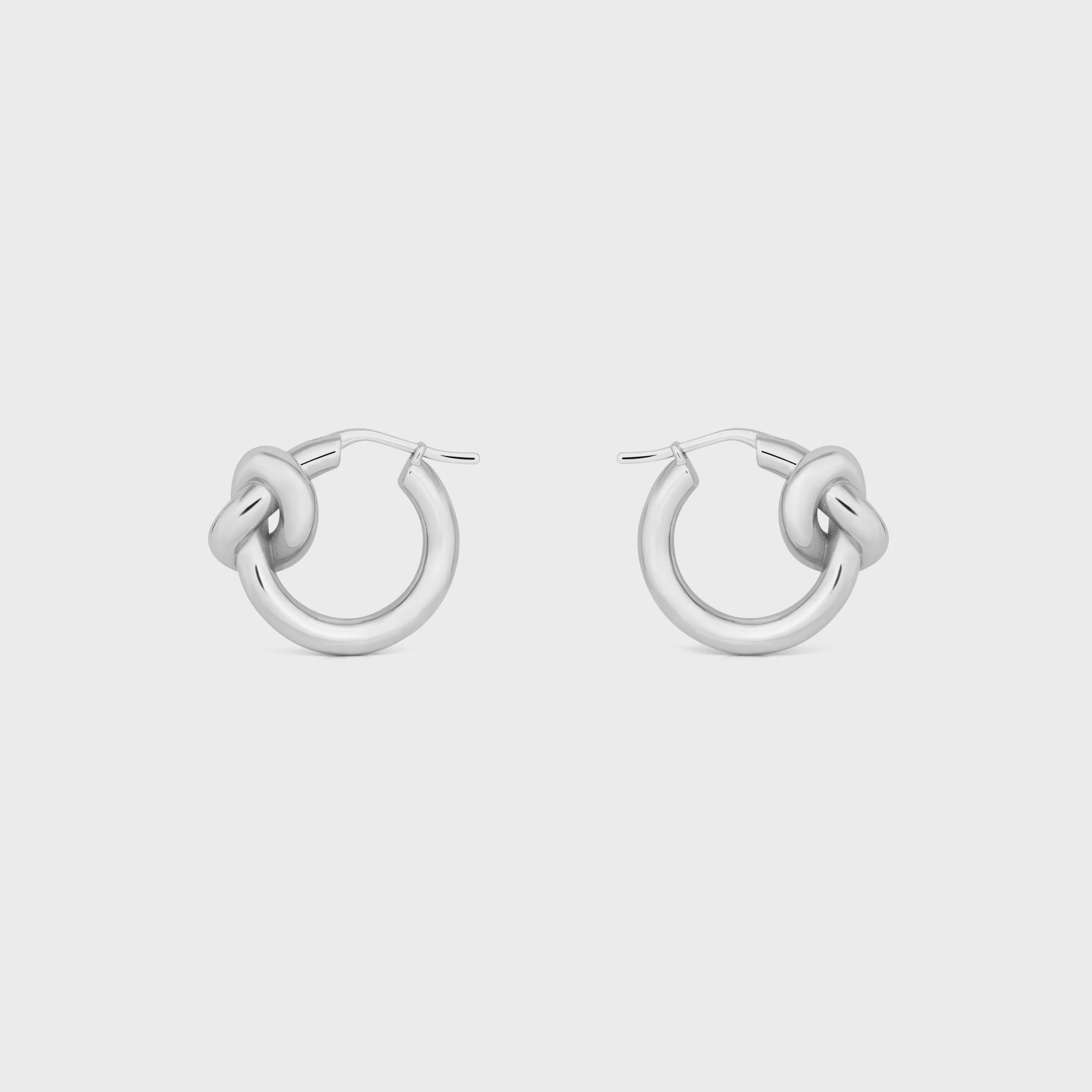 Aros Knot en latón con acabado rodio