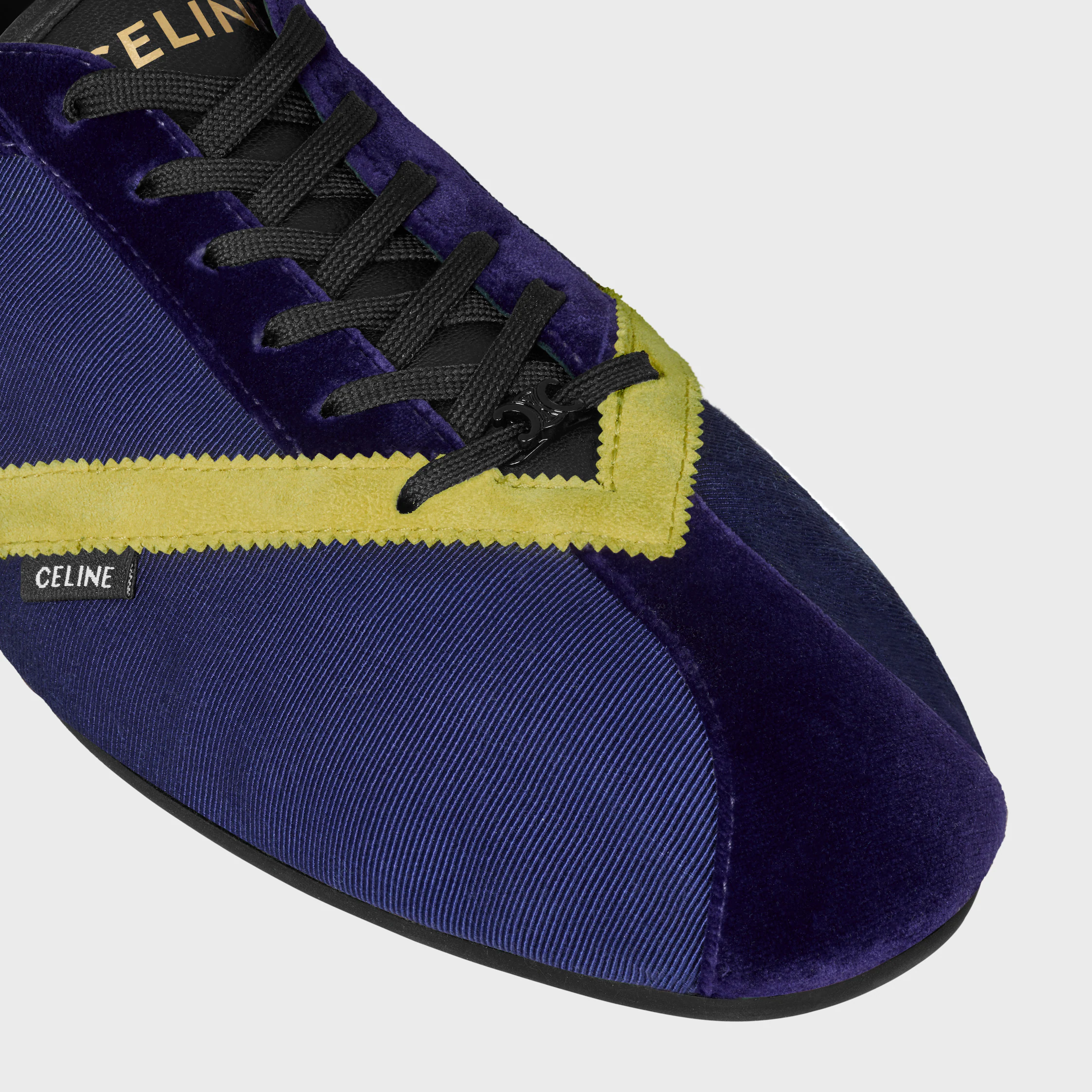 EL ZAPATO PLANO EN GROS GRAIN, VELVET, CUERO DE VACUNO Y CUERO DE CORDERO