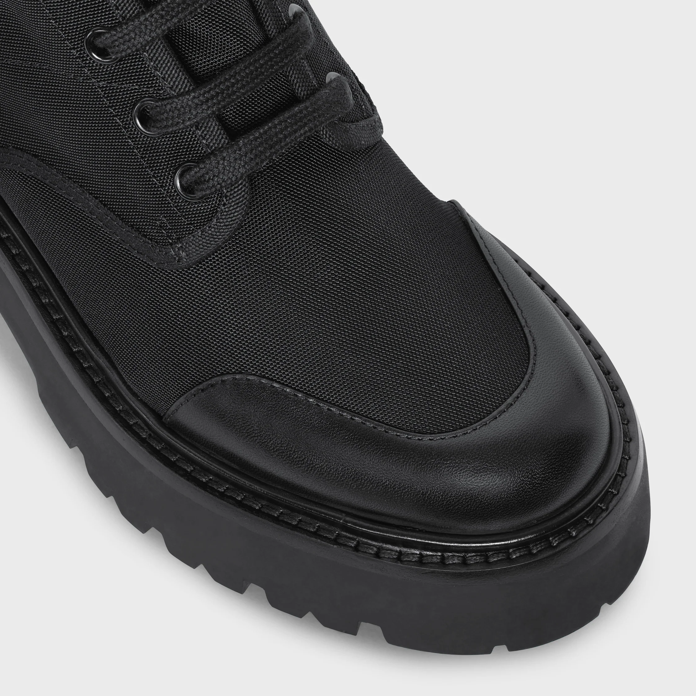 BOTA DE CORTE GRUESO CON CORDONES DE CELINE EN NYLON Y CUERO BRILLOSOS