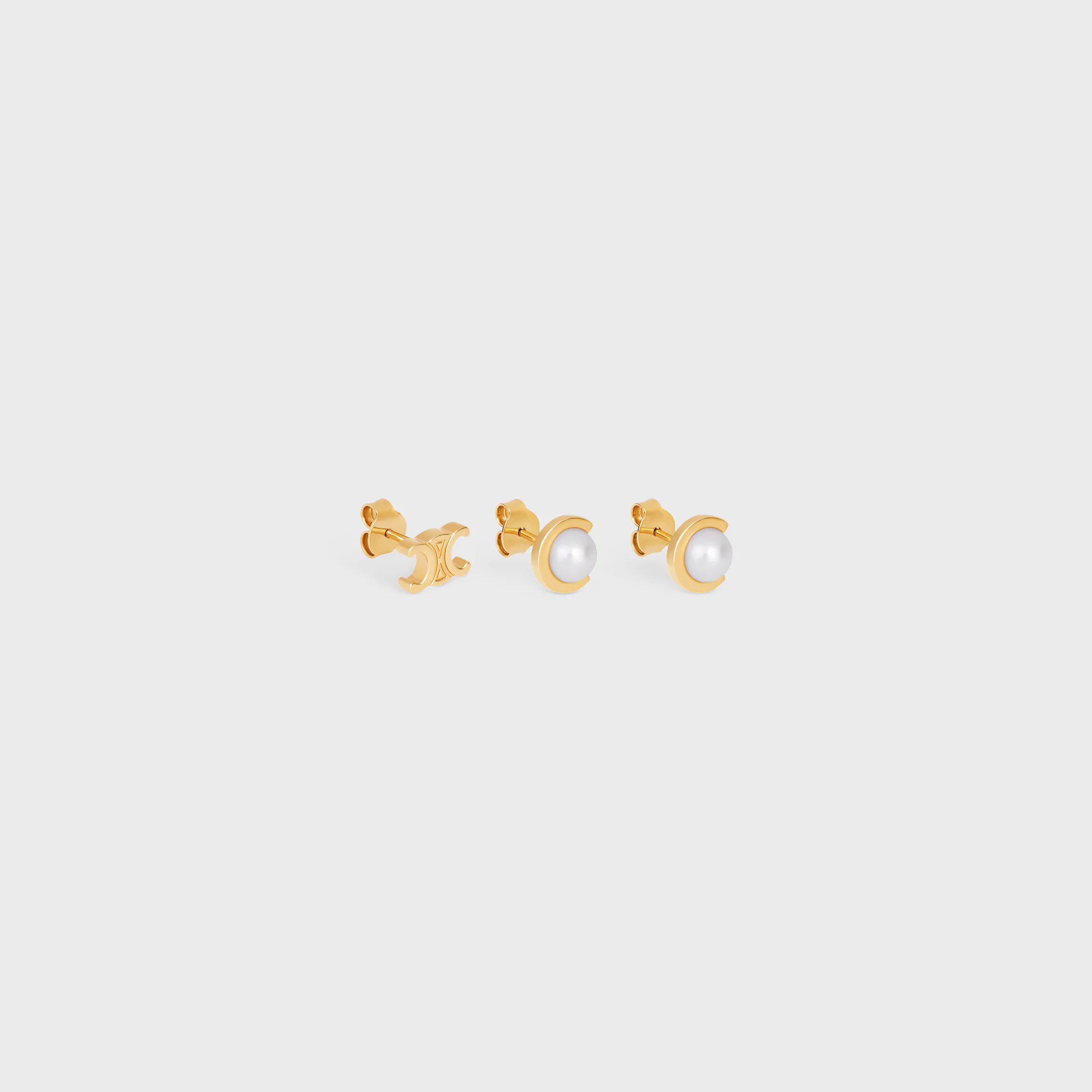 El conjunto de 3 pendientes Les Perles Celine con perlas de resina y latón con acabado dorado