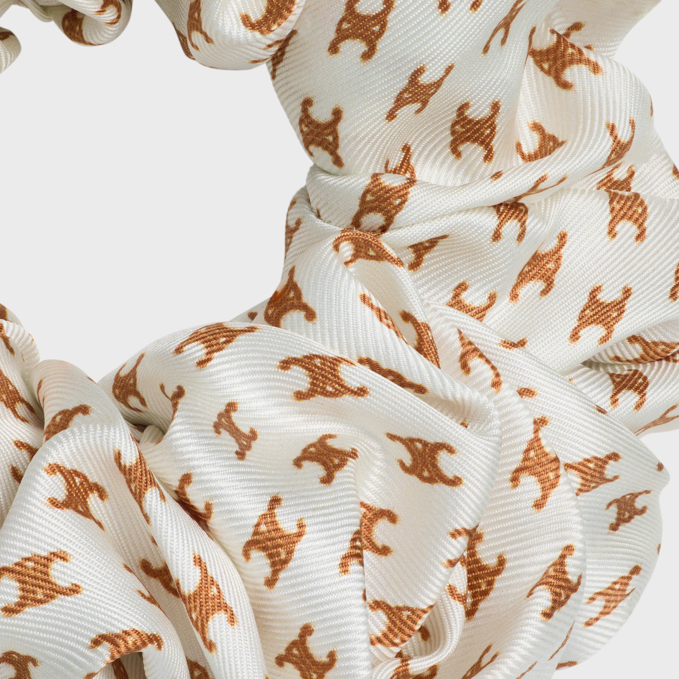 Celine Mini Triomphe Scrunchy de seda y latón con acabado dorado