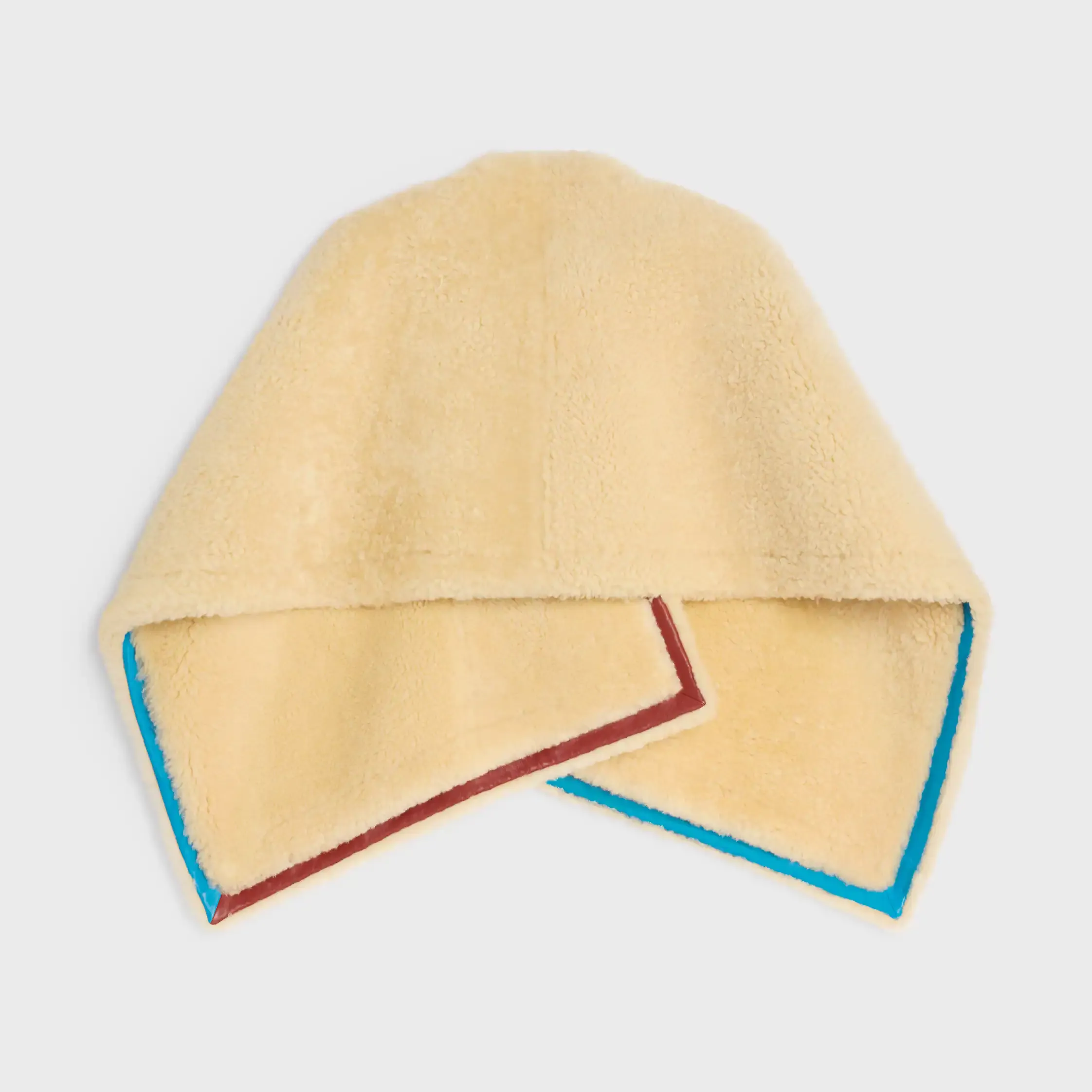 capa de piel de cordero con pelo
