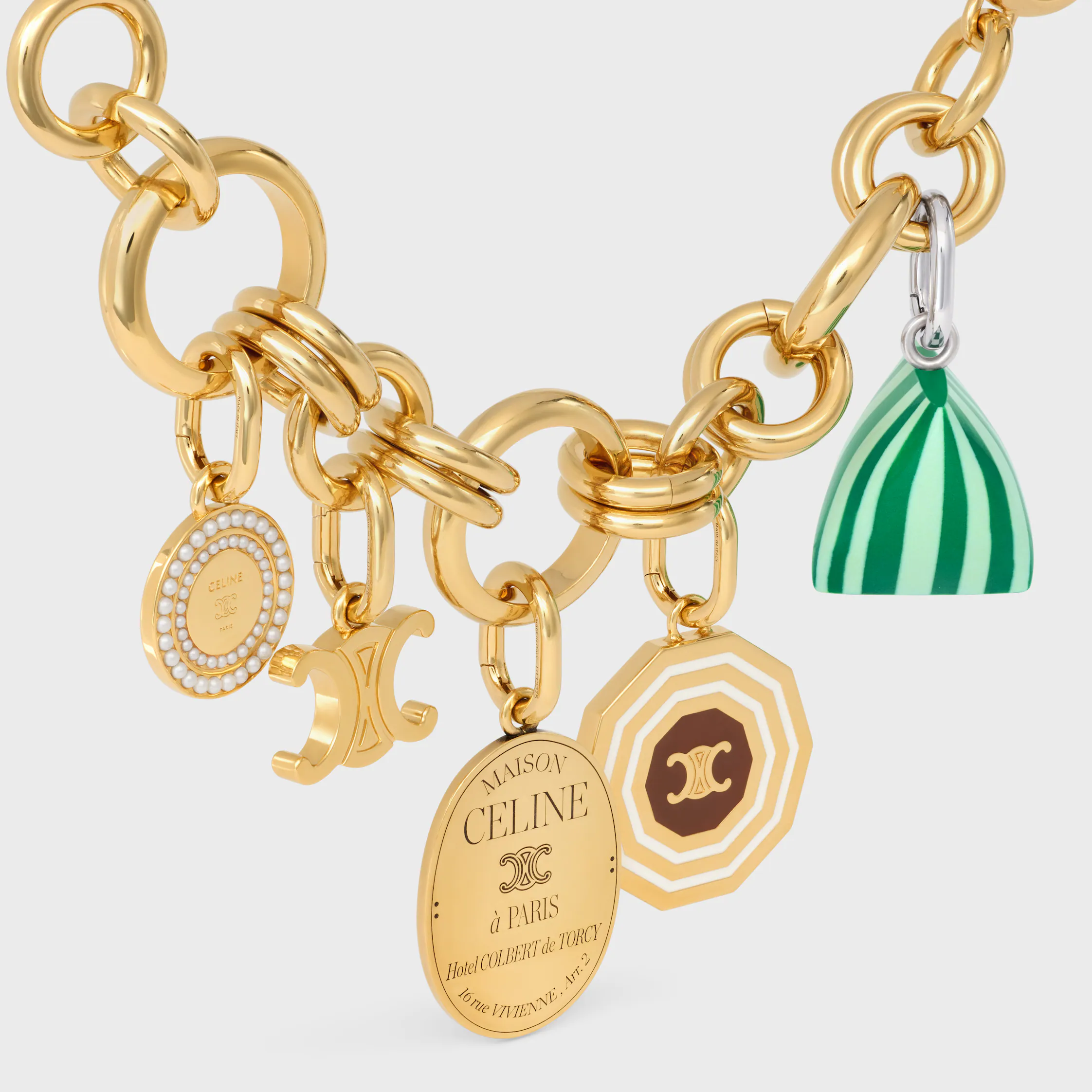 CHARMS DECÁGONO MEDALLA TRIUNFO EN ESMALTE Y LATÓN CON ACABADO EN ORO