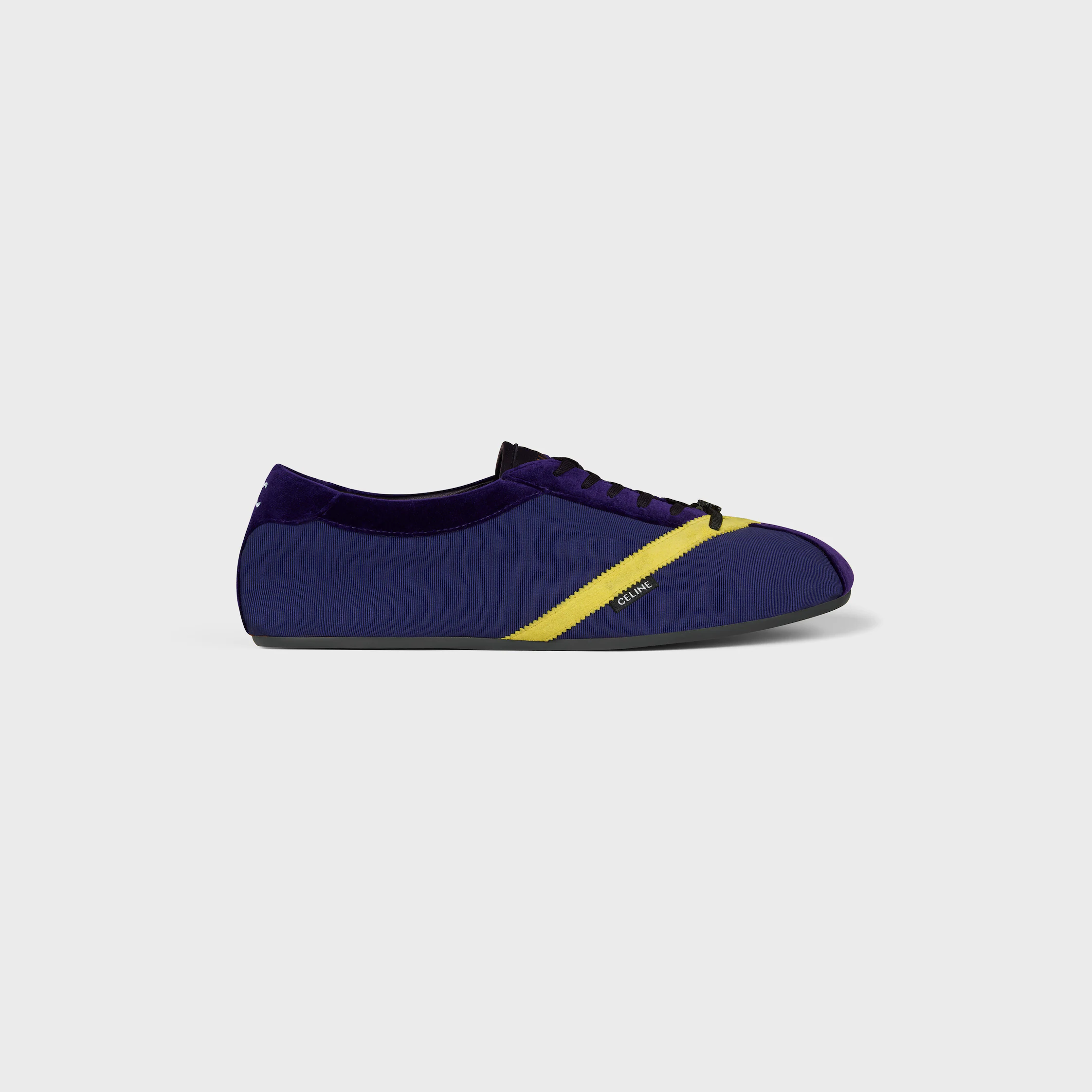EL ZAPATO PLANO EN TELA GROS GRAIN, VELVET, CUERO DE VACUNO Y CUERO DE CORDERO