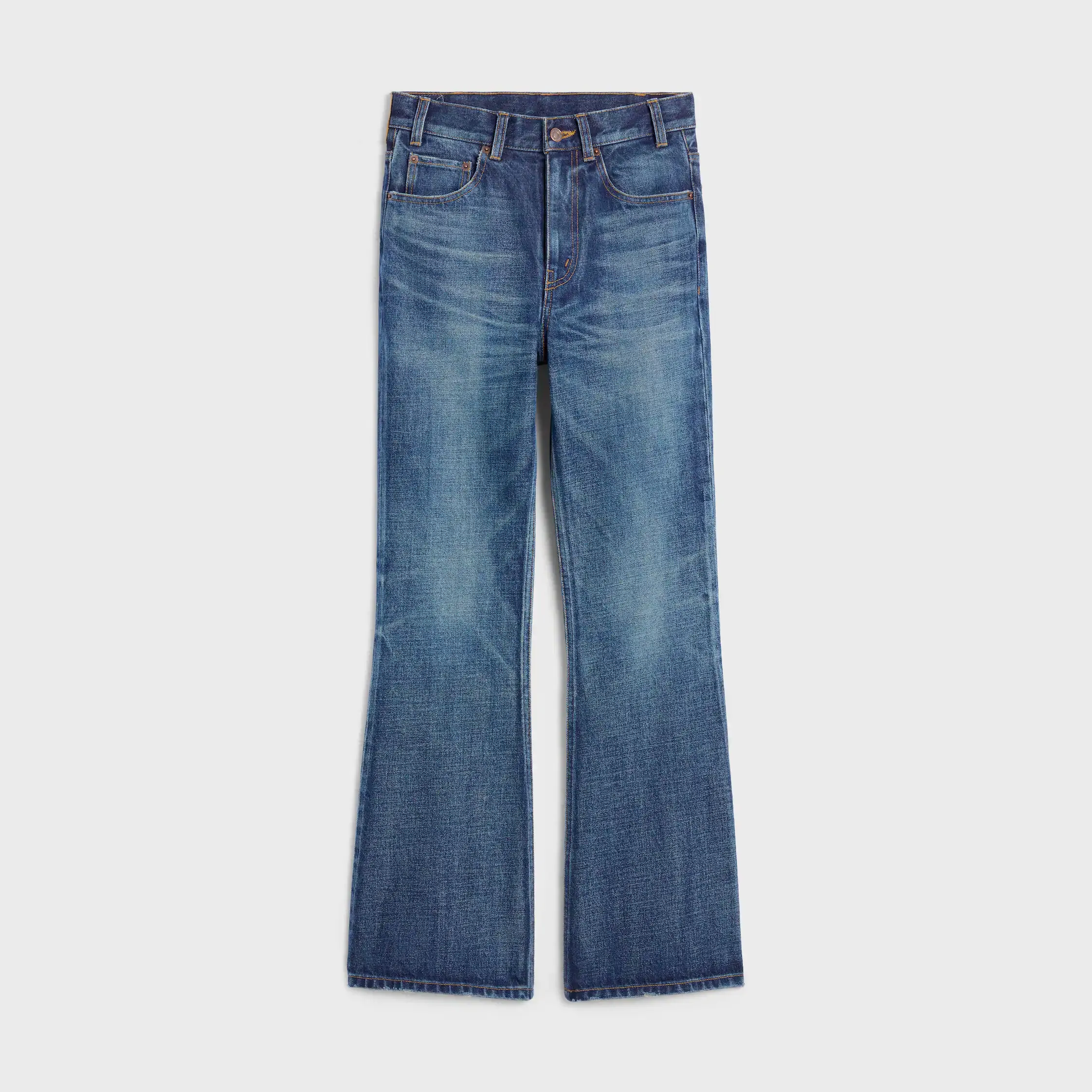 vaqueros bootcut en denim lavado oscuro