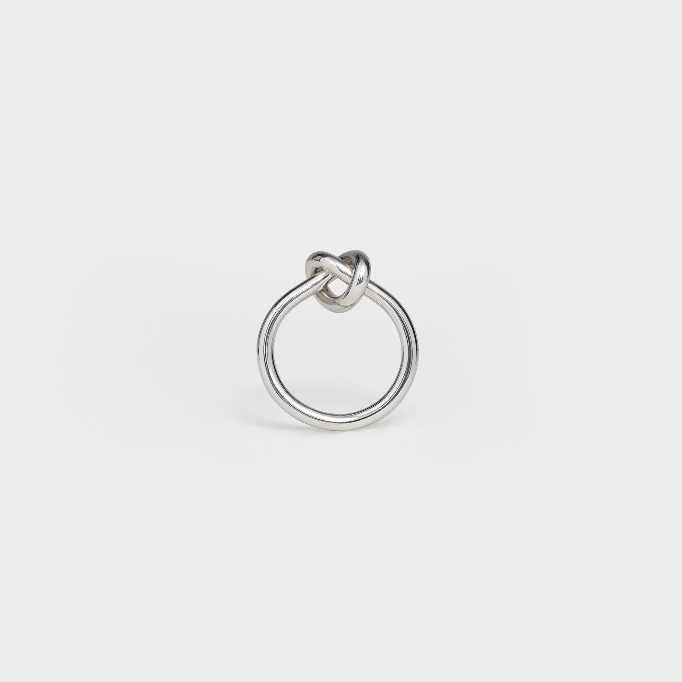 Anillo con nudo en latón con acabado rodio