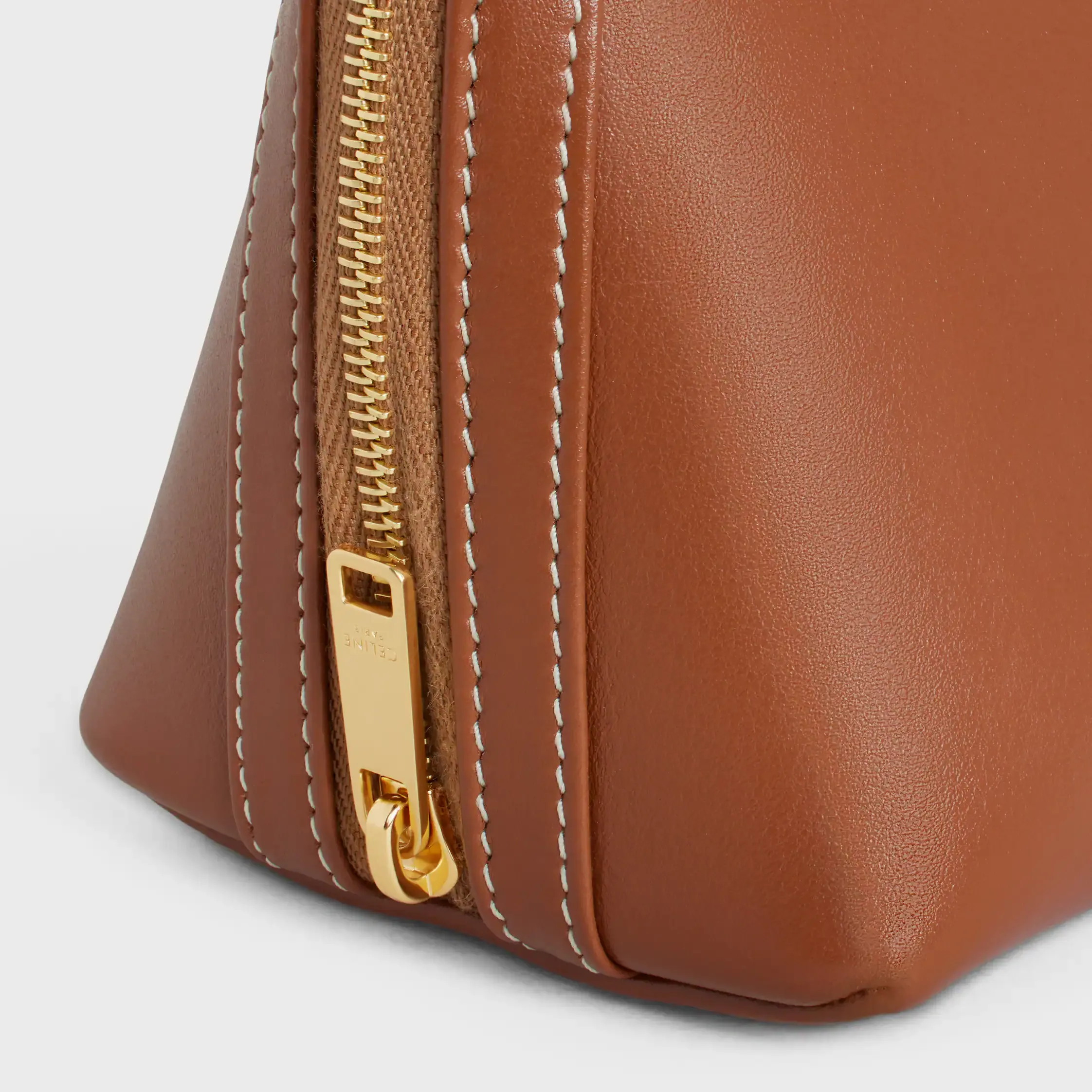 Clutch con cadena en piel de ternera lisa