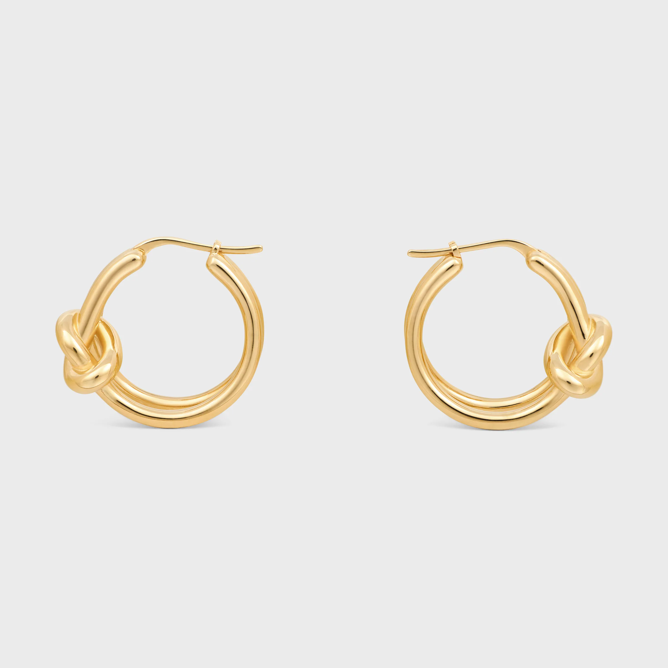 Aros dobles Knot en latón con acabado dorado