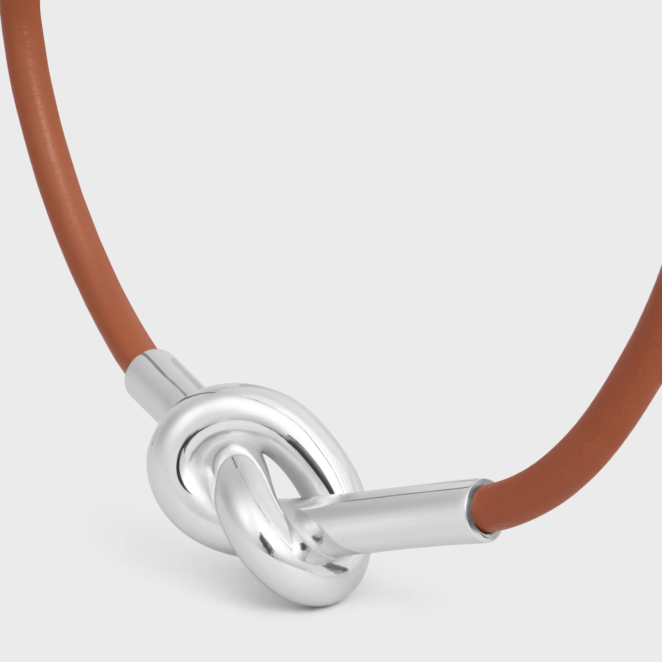 Pulsera con nudo en cuero de ternera y latón con acabado rodio