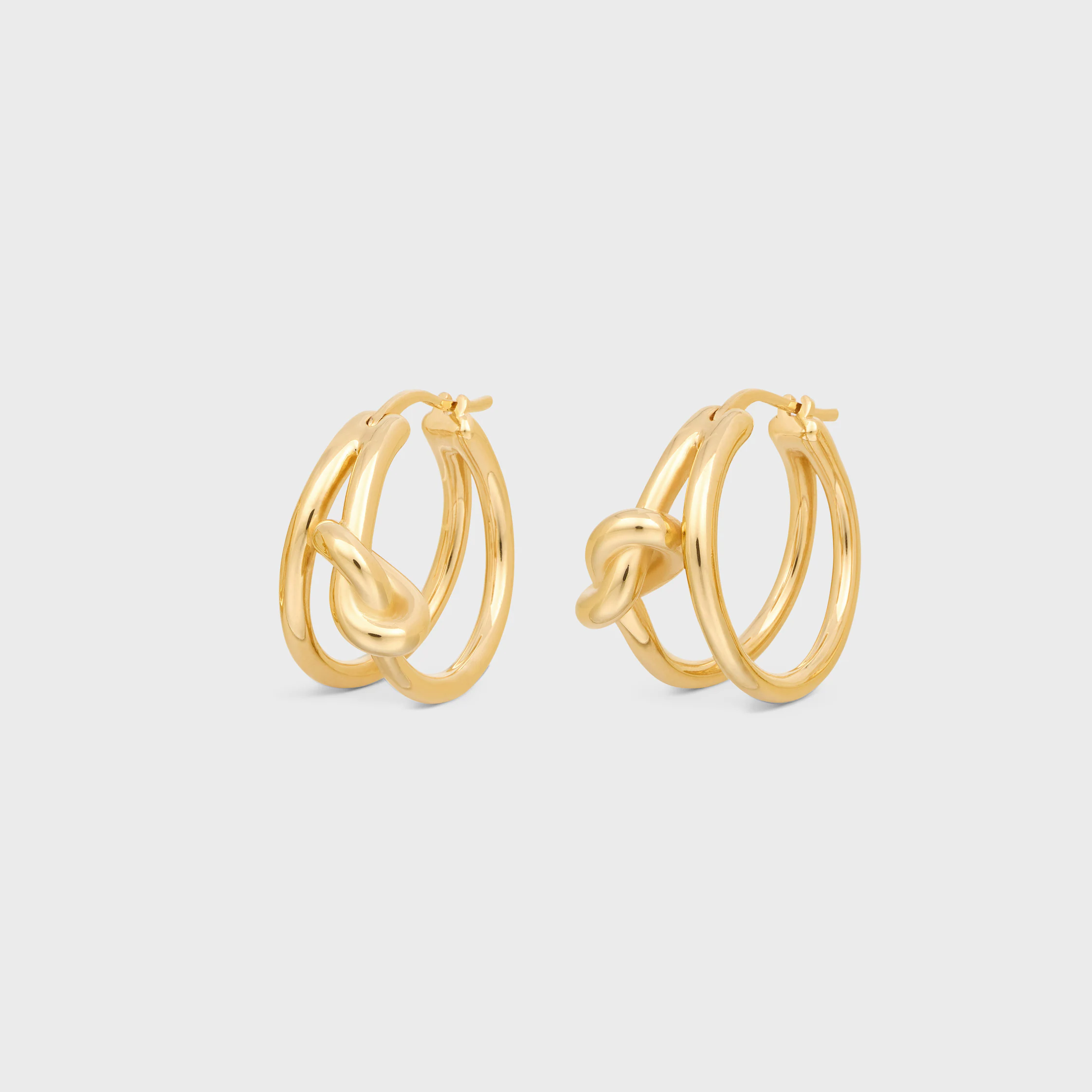 Aros dobles Knot en latón con acabado dorado
